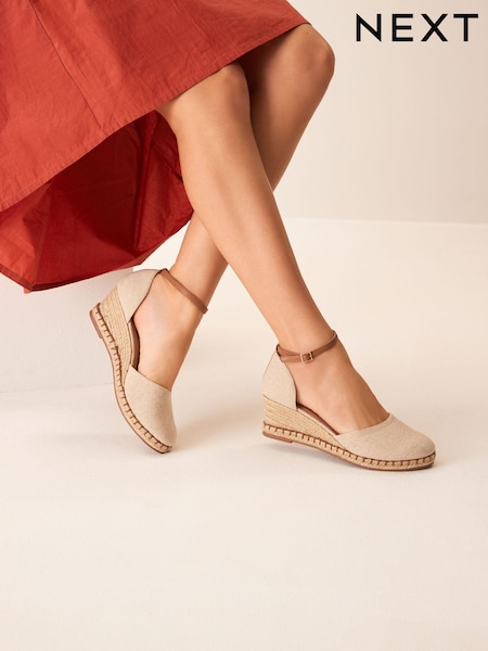 Нейтральный - Босоножки на танкетке с закрытым носом Forever Comfort® (C77933) | €15