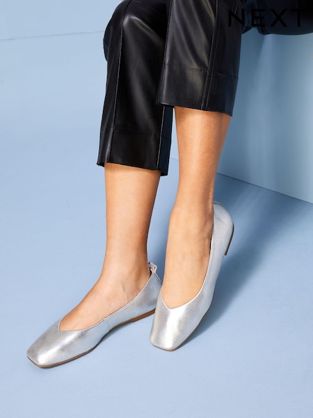 srebrna (barva); srebro - Signature Leather Hi Cut Ballerina Shoes (D00667) | € 22