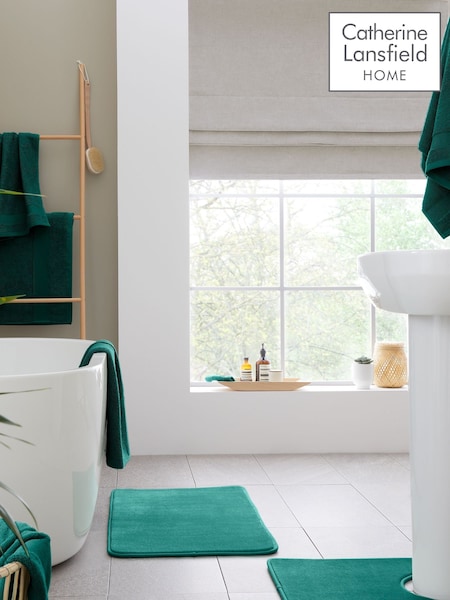 Catherine Lansfield Set of 2 Green Anti-Bacterial 100% Cotton Towels (D01999) | €44