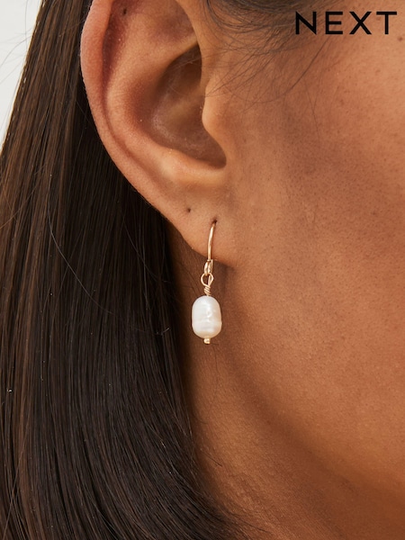 Guld ton - Freshwater Pearl Delicate Earrings (D15690) | kr130
