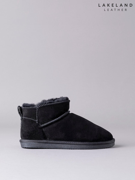 Lakeland Leather Black Ladies Sheepskin Mini Boot Slippers (D16416) | R$ 840