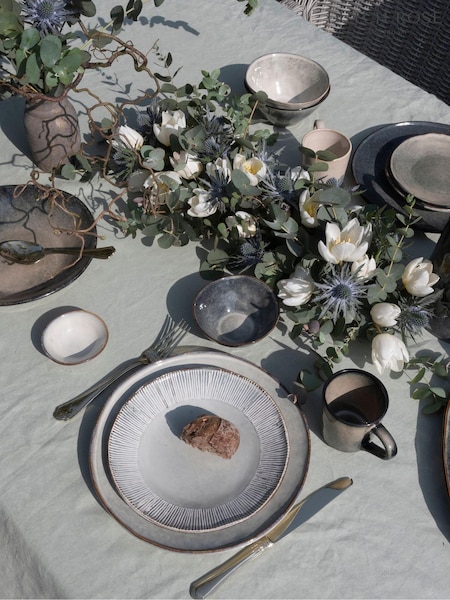 Dutch Rose Grey Set of 4 Dinner Plates Set of 4 Dinner Plates (D73502) | €60
