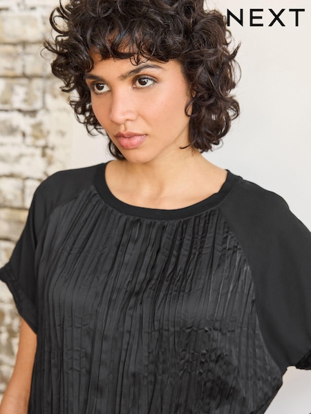 Black Plissé Woven Mix Short Sleeve Top (D83472) | €16
