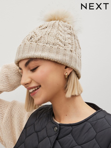Crème glinsterend - Gebreide muts met pompon en kabelmotief (D88916) | € 9