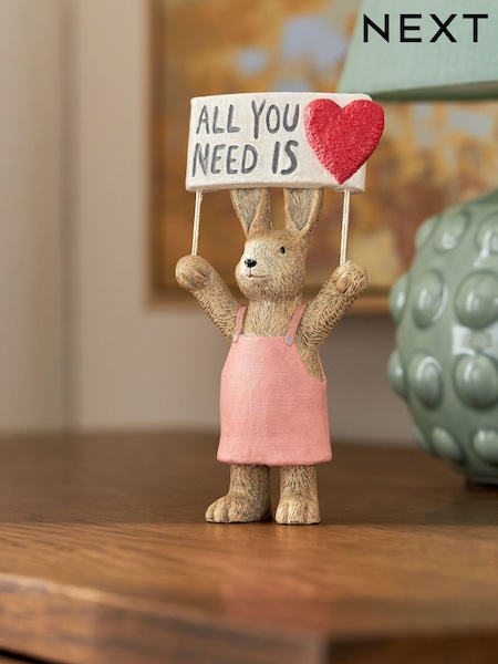 Rosie The Rabbit All You Need is Love Ornament (E05148) | R$ 70