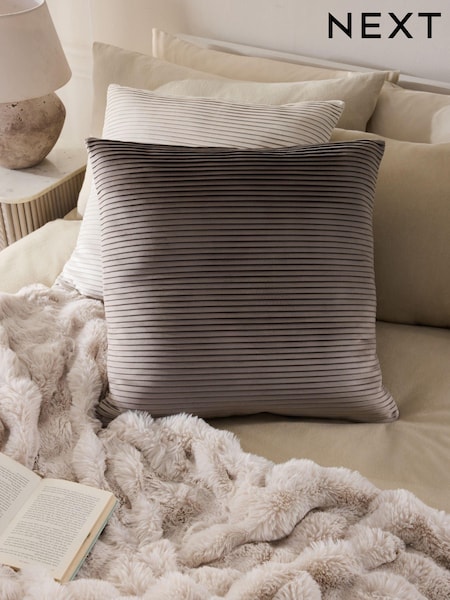 Velvet Pleat Cushion (E12564) | 145 zł