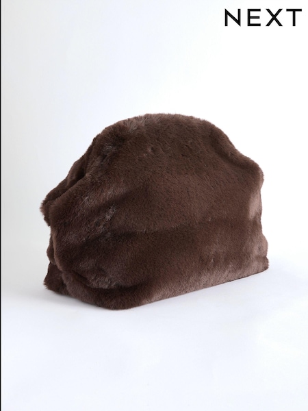 Brun - Pochette surdimensionnée en fausse fourrure (E15474) | € 12