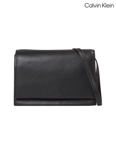 Zwart - Calvin Klein Linear Shoulder Bag (E24415) | € 99