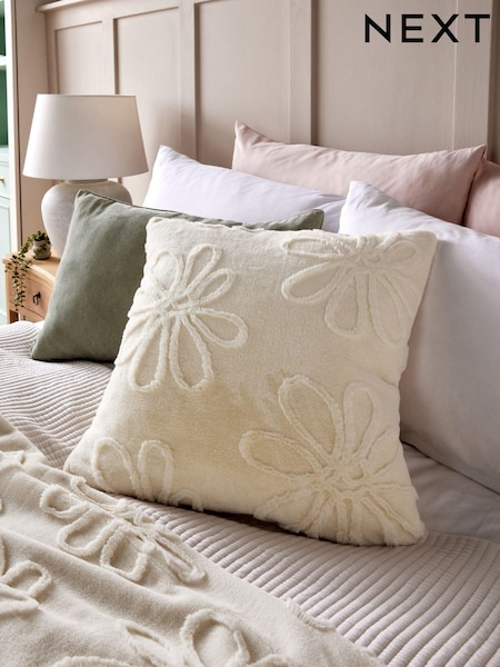Cream Faux Fur Daisy Cushion (E29967) | R$ 155