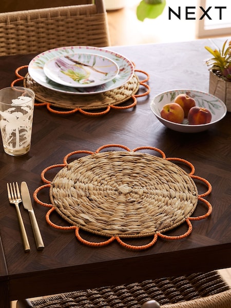 Set of 2 Orange Scallop Edge Placemats (E33358) | €18