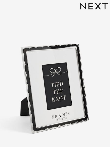 Black/White Mr and Mrs Est 2025 Wedding Photo Frame (E62490) | R$ 120