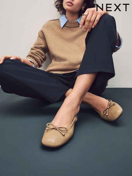 Camel Standard Fit Forever Comfort® Premium Leather With Motionflex Ruched Bow Ballerinas (E85105) | R$ 455