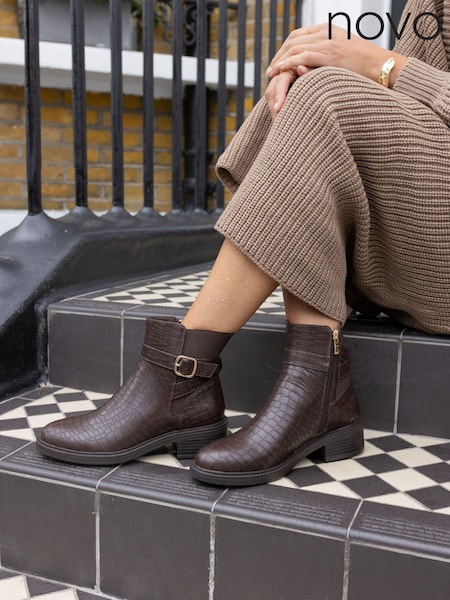 Braun - Novo Darya Chelsea-Stiefel mit Schnalle (E94006) | 64 €