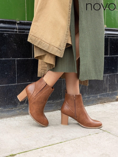 Novo Brown Wide Fit Vienna Block Heel Chelsea Boots (E94127) | €53