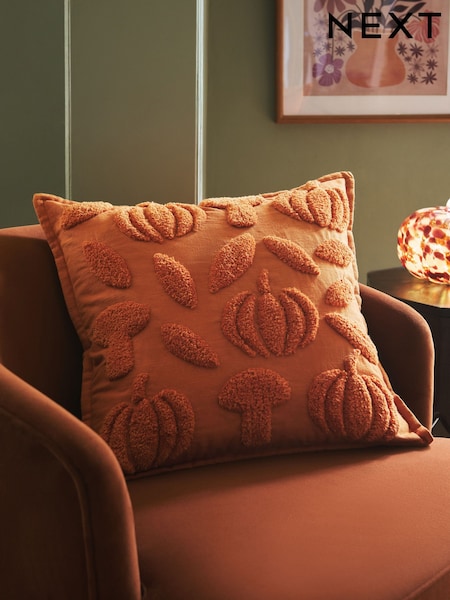 Orange 43 x 43cm Tufted Borg Pumpkin Cushion (F00401) | R$ 215
