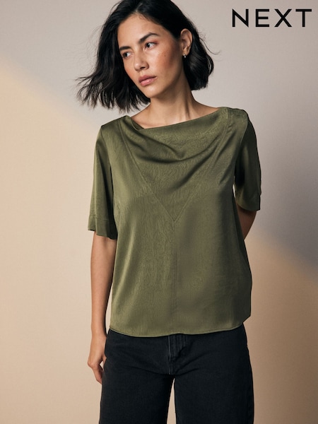 Verde cáqui - Short Sleeve Crinkle Satin Cowl Neck Top (F07341) | R$ 225