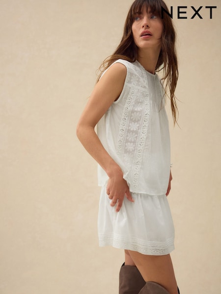 White Sleeveless Pintuck Blouse With Mesh Embroidery (F08037) | R$ 280