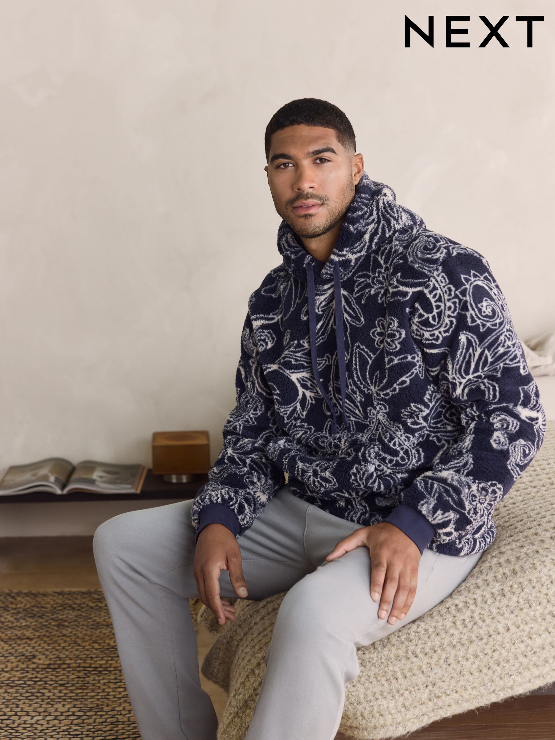 ダークブルーフーディ グラフィックプリント アディダス adidas メンズ スウェットパーカー カレッジ スクリプト