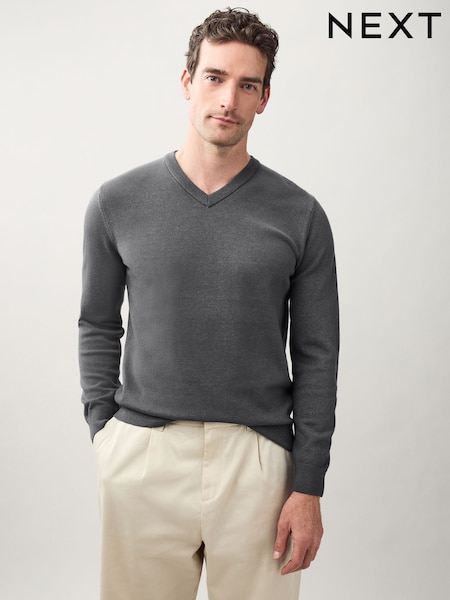 Cinza carvão - Regular Fit Soft Touch V-Neck Sweater (F09022) | R$ 180