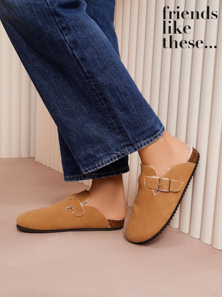 rumenorjava; poltna - Friends Like These Buckle Faux Suede Comfort Footbed Clogs (F15075) | € 34