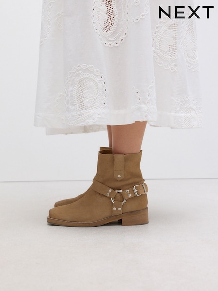 Neutral Brown Suede Forever Comfort® Hardware Pull-On Western Boots (F17931) | R$ 625