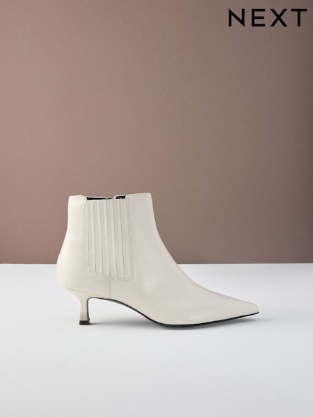 Couro Branco Osso - Motion Flex Almond Toe Chelsea Style Ankle Boots (F17959) | R$ 655