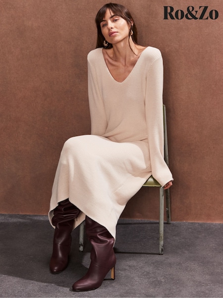 Ro&Zo Oatmeal V-Neck Knitted Midi Dress (F29697) | €152