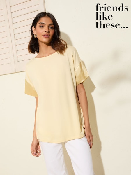 Friends Like These Buttermilk Yellow Short Sleeve Satin Trim Tunic (F34844) | R$ 235