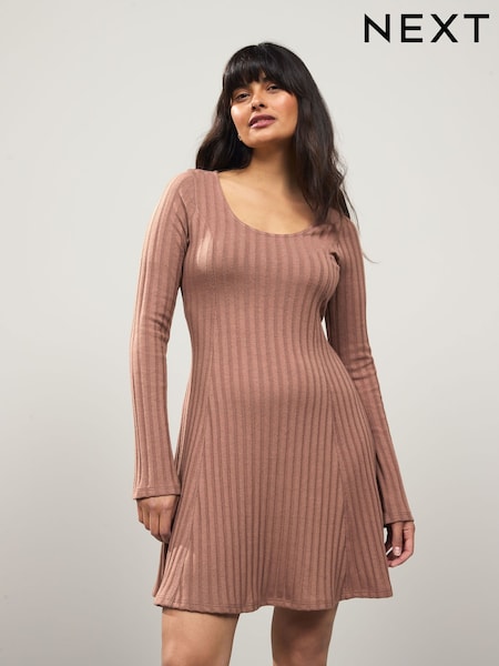 Chocolate marrom - Mini Ribbed Long Sleeve Scoop Neck Dress (F35444) | R$ 295