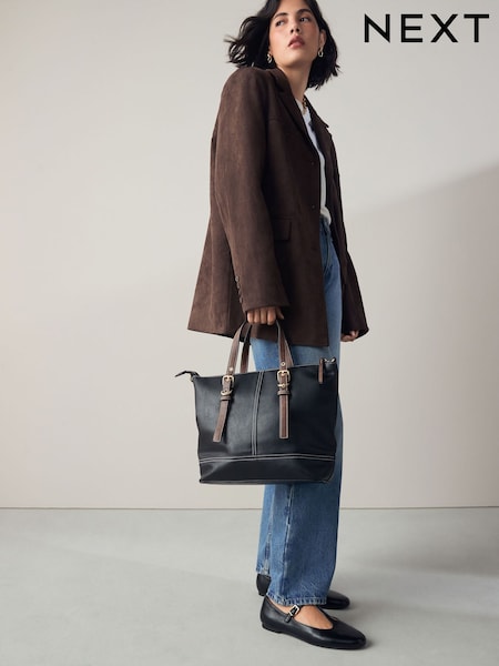 Black Buckle Hand Held Bag (F36895) | R$ 295