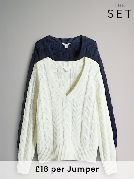 The Set 2 Pack Cable Knitted V-Neck Jumpers (F40245) | R$ 355