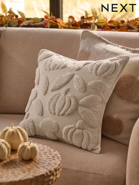 Natural 43 x 43cm Tufted Borg Pumpkin Cushion (F43539) | R$ 215
