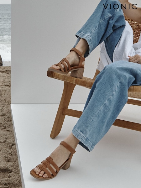 Vionic Maisy Wide Fit Arch Support Strappy Sandals (F52509) | R$ 1,480