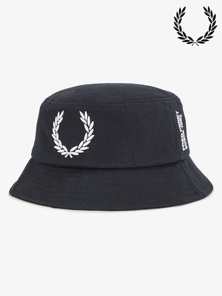 Fred Perry Bold Branding Canvas Bucket Black Hat (F57023) | € 77