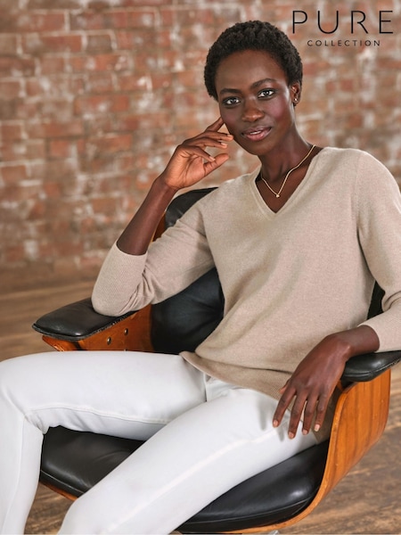Pure Collection Cashmere Long Sleeve Slim Fitting V-Neck Sweater (F60822) | €185