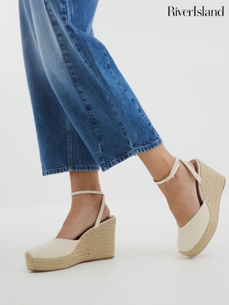 River Island Cream Closed Toe Wedge Sandals (F69397) | R$ 395