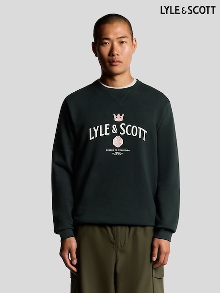 Lyle & Scott Cheers To Tradition Graphic Print Crew Neck Sweat Top (F72578) | 99 €