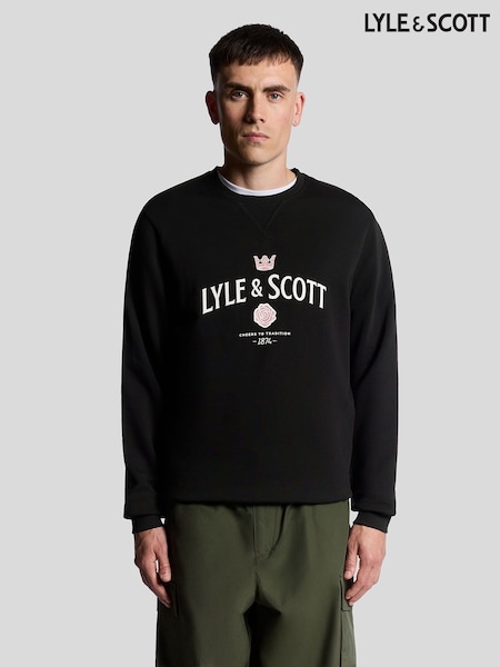 Lyle & Scott Cheers To Tradition Graphic Print Crew Neck Sweat Top (F72632) | 99 €