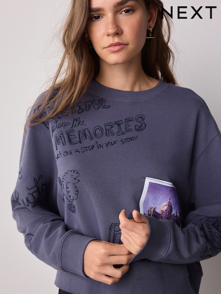 Marinha - Graphic Conversational Sketch Embroided Polaroid Longsleeve Crewneck Sweatshirt (F76714) | R$ 330