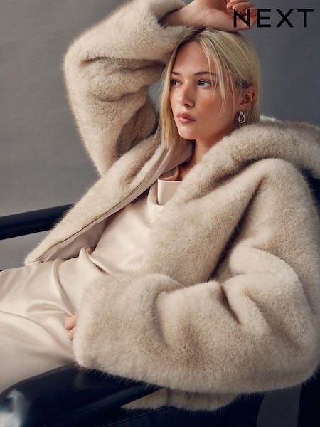 Branco - Hooded Zip Through Faux Fur Jacket (F78133) | R$ 655