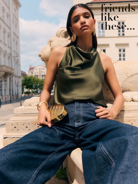 Verde cáqui - Friends Like These Satin Cowl Neck Sleeveless Blouse (F85811) | R$ 285