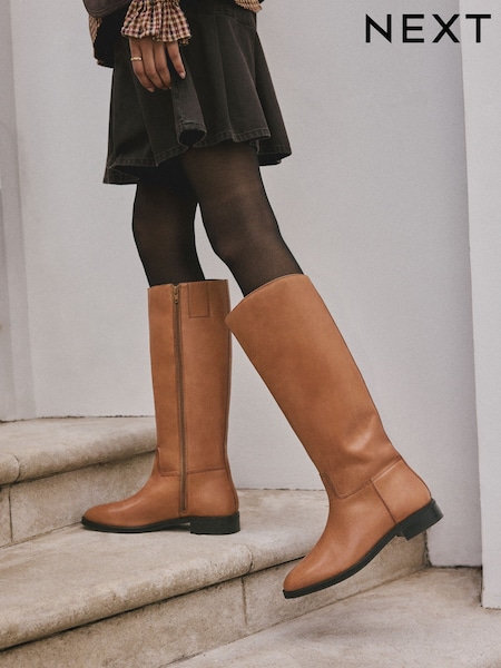 Couro marrom bege - Forever Comfort® Knee High Flat Rider Boots (F99791) | R$ 740