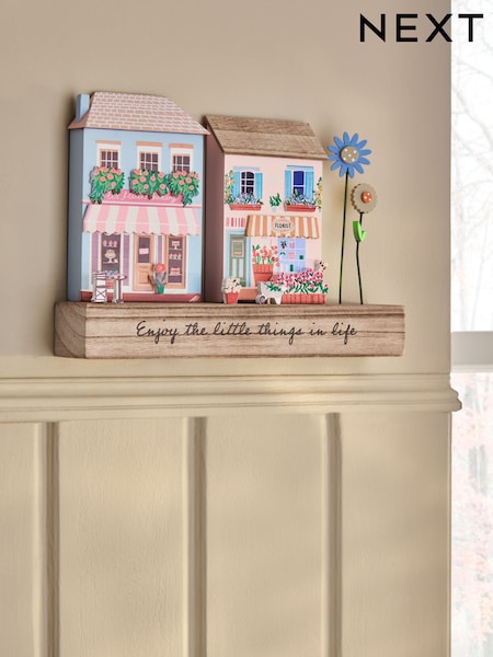 Wooden Spring House Scene Ornament (G00045) | R$ 155