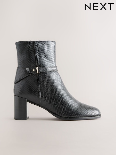 Black Snake Textured Leather - Forever Comfort® Hardware Trim Ankle Boots (G00111) | R$ 610