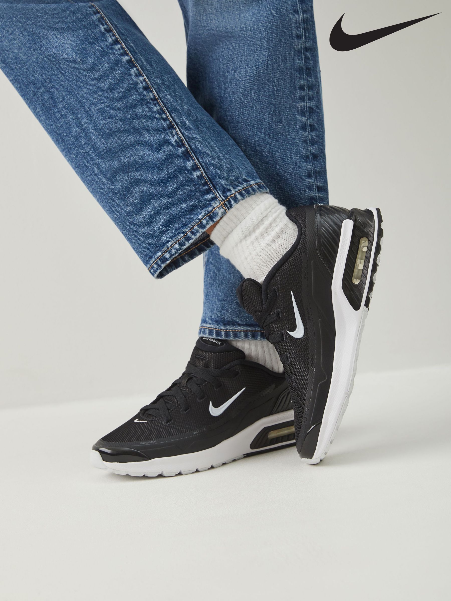 black nikes with jeans