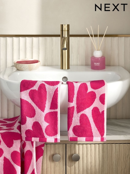 Set of 2 Pink Heart Face Cloths (G01660) | €8