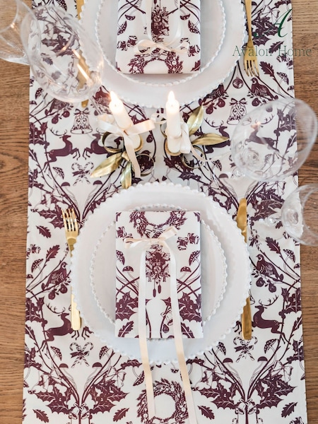 Avalon Home Burgundy Stag & Wreath Table Runner (G12486) | R$ 395
