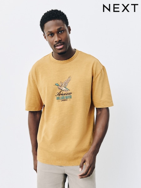 بطة برية باللون الكهرماني - Relaxed Fit Graphic Print Heavy Weight T-shirt
