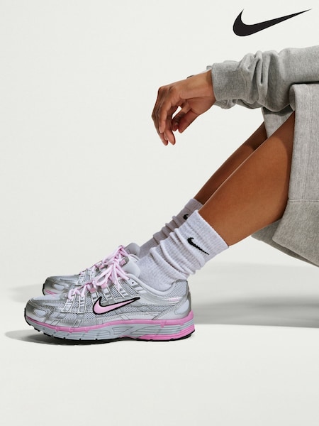 فضي وردي - حذاء رياضي P6000 من Nike