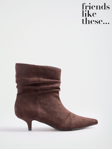 Marrón chocolate - Friends Like These Faux Suede Ruched Kitten Heeled Ankle Boots
